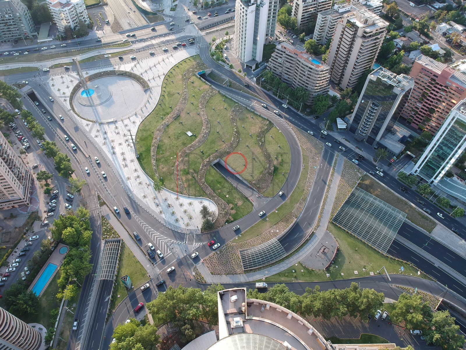 Rotonda con áreas verdes y autopista, Las Condes