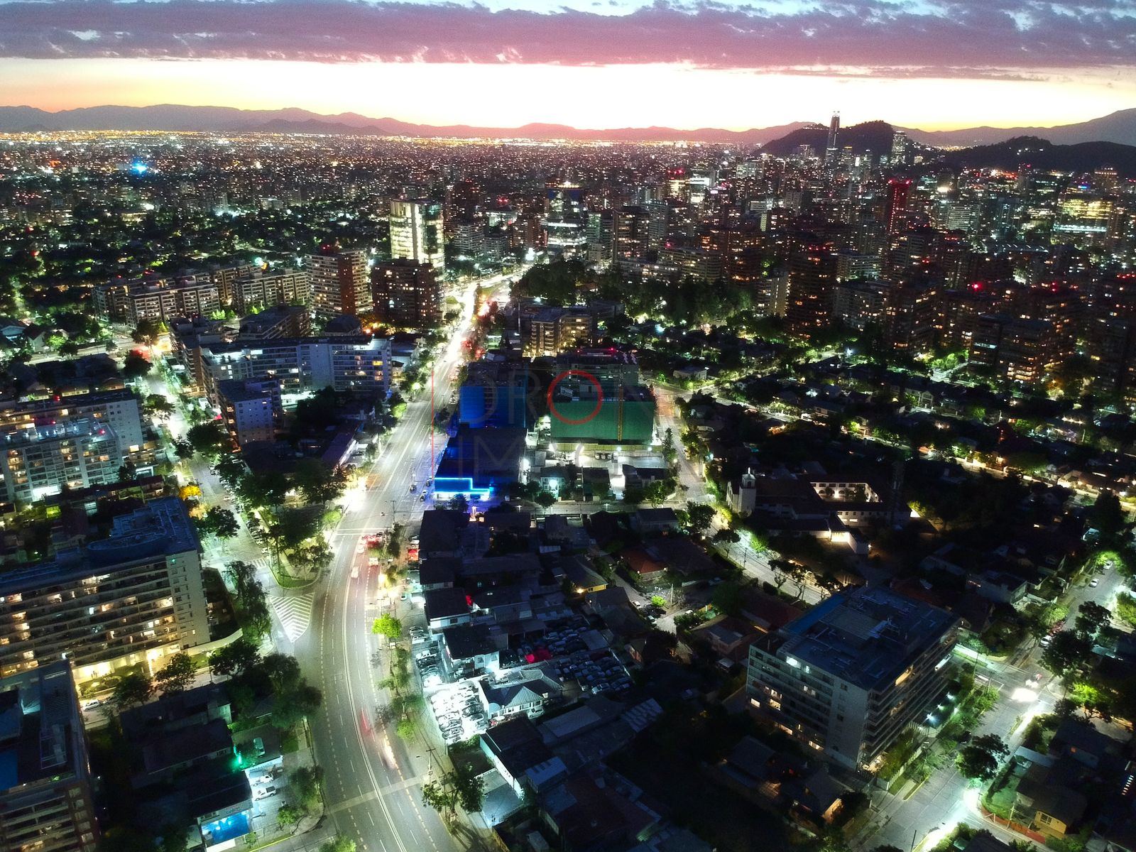 Barrio y avenida al atardecer, Las Condes