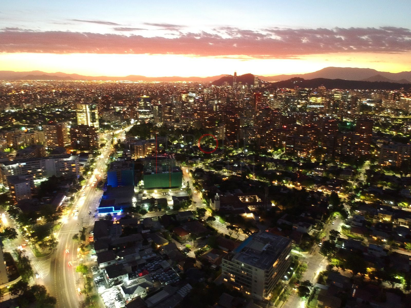 Avenida y barrios al anochecer, Las Condes