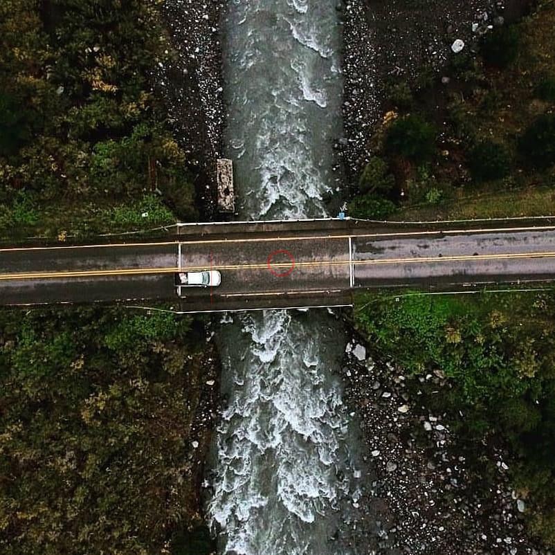 Puente sobre el río, entre el bosque