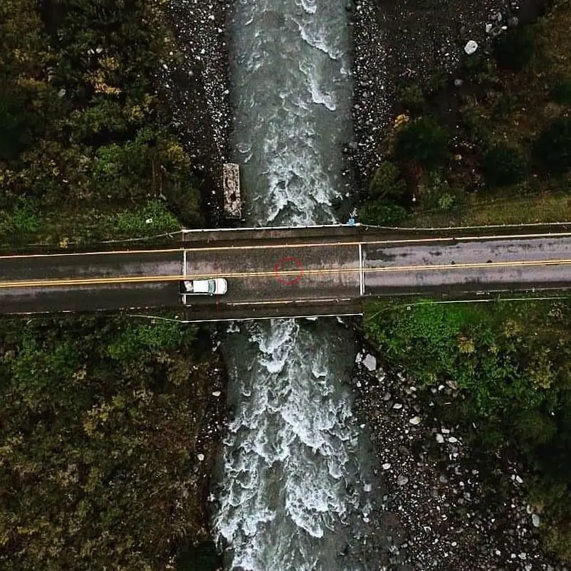 Puente sobre el río, entre el bosque · vista cenital