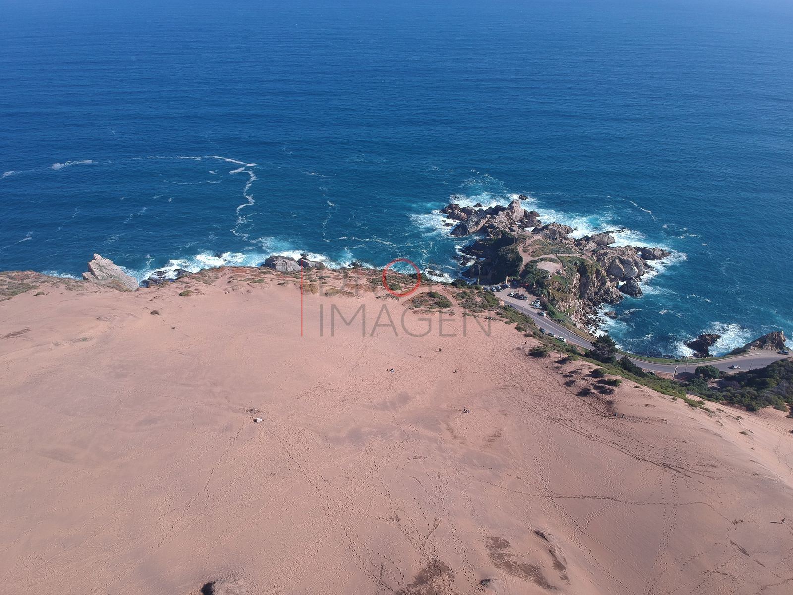Duna de arena junto a los roqueríos, Concón
