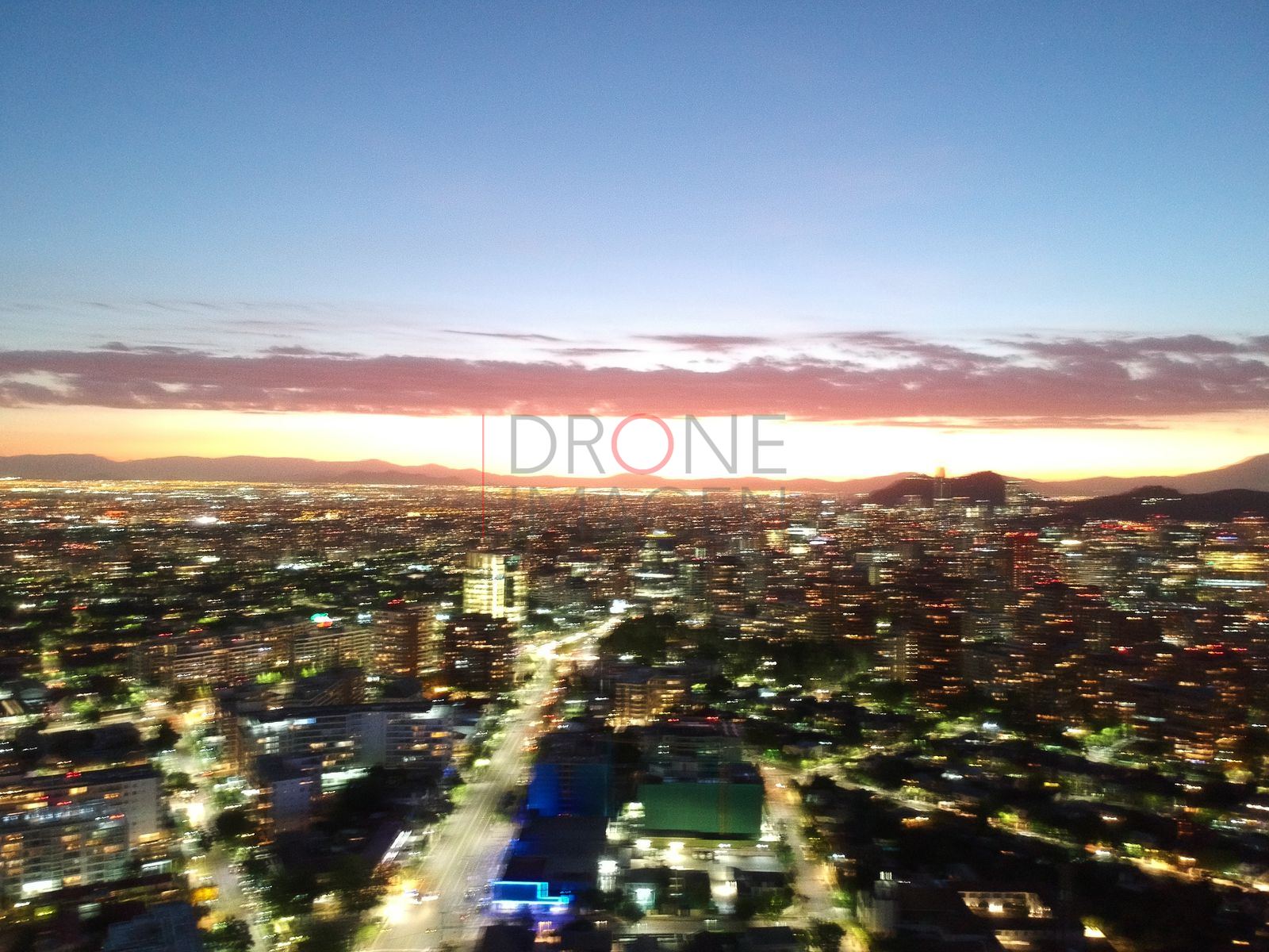 Horizonte de atardecer sobre la ciudad, Las Condes