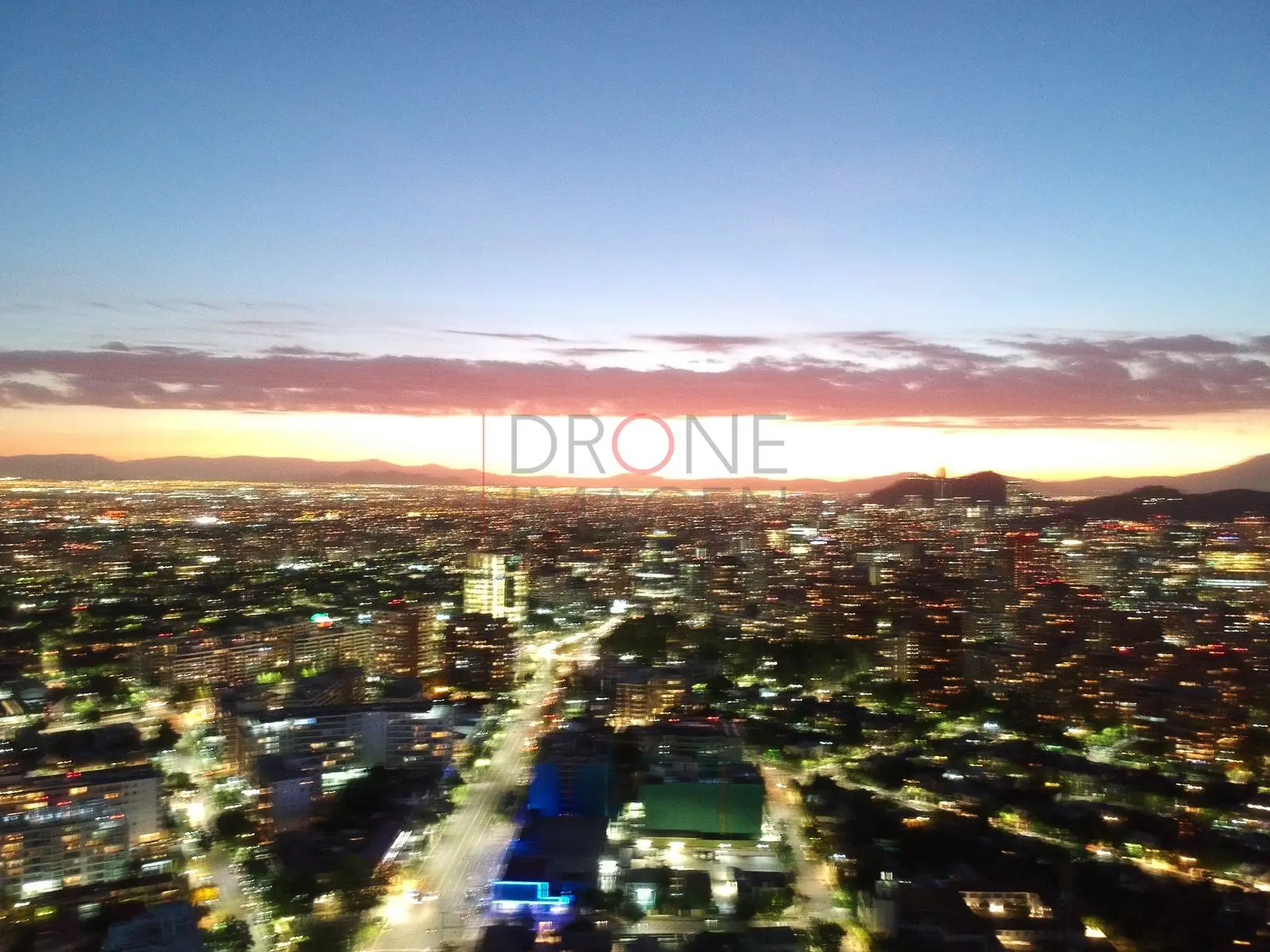 Horizonte de atardecer sobre la ciudad, Las Condes — Santiago, Chile