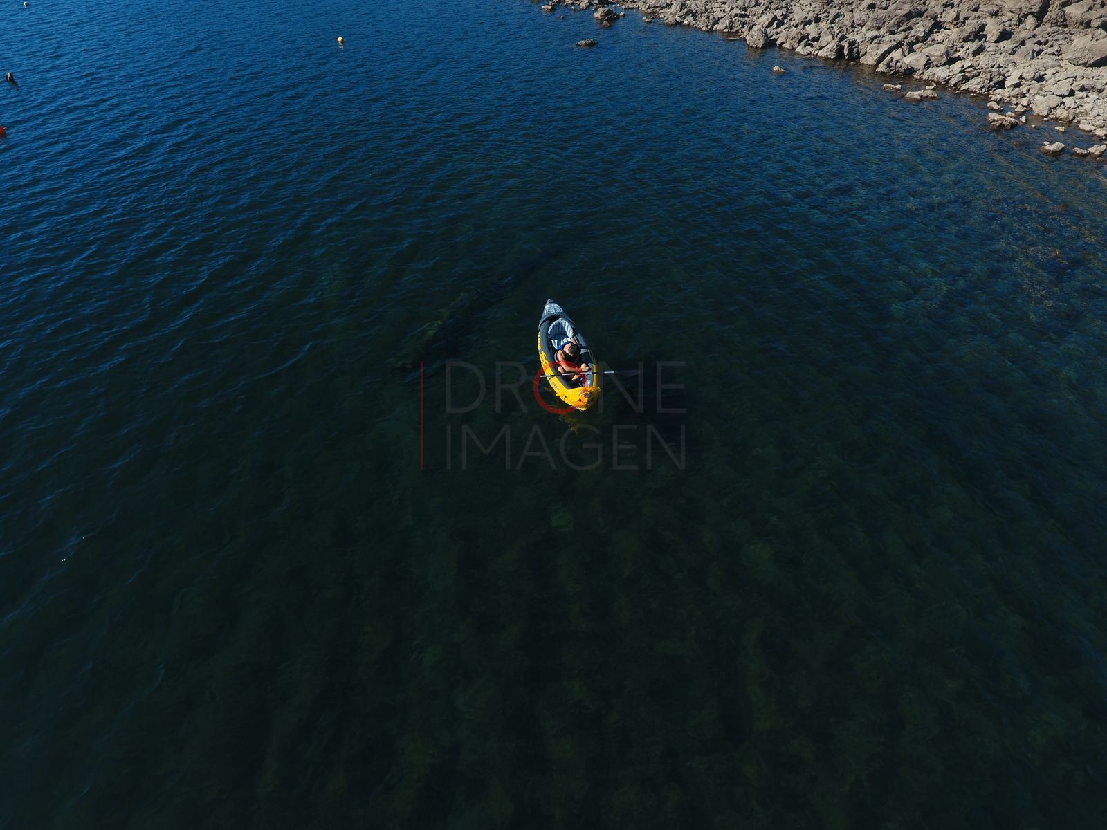 Kayak con personas remando, lago Caburgua