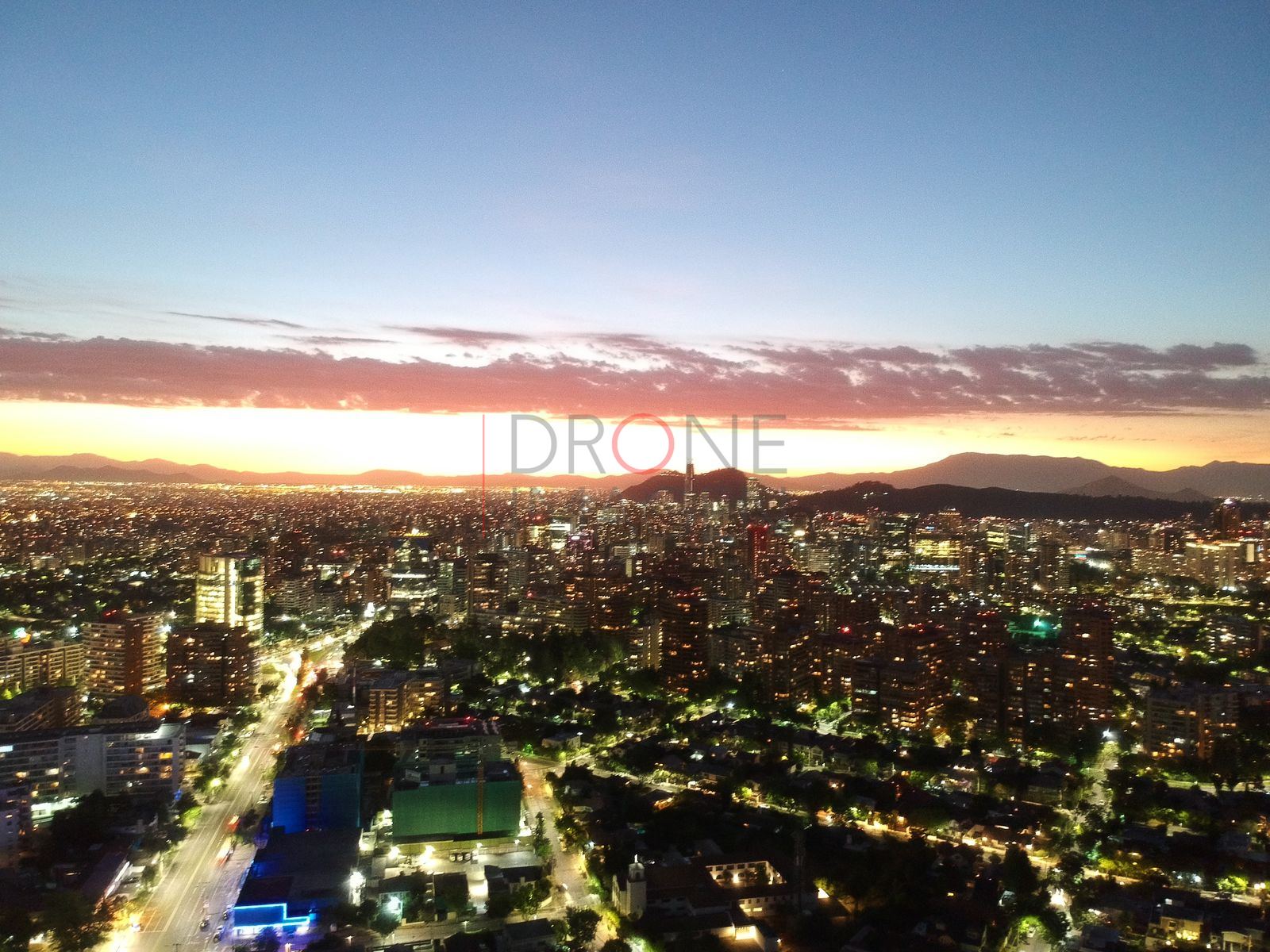 Atardecer rosado y barrios iluminados, Las Condes